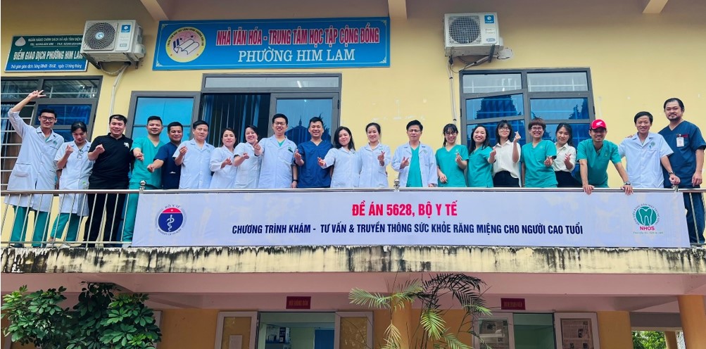 Đoàn khám răng miệng cho người cao tuổi tại phường Him Lam